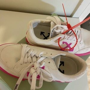 OFF-WHITE SNEAKERS